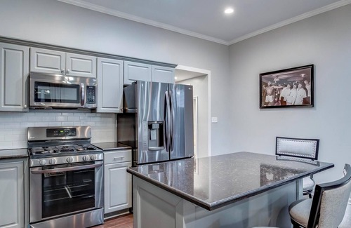 Highlands House | 4BR Great One's Getaway; Outdoor Tub & Fire Pit