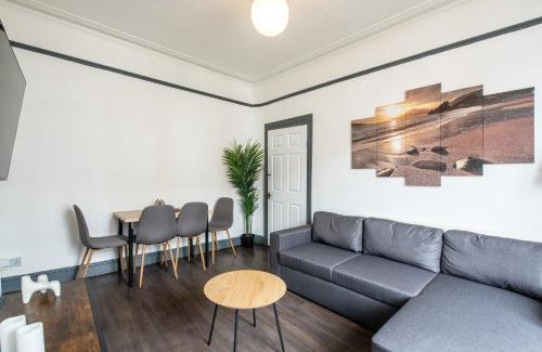 Liverpool House | 4BR Home in Great Location close to Transport