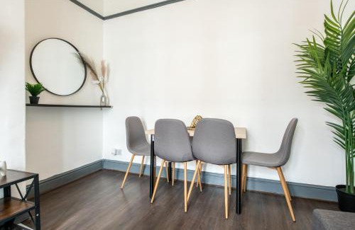 Liverpool House | 4BR Home in Great Location close to Transport