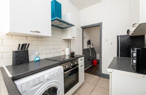 Liverpool House | 4BR Home in Great Location close to Transport