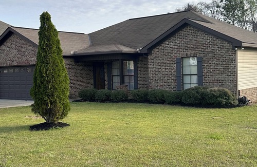 Taylorville House | 4br house in brilliant Tuscaloosa just 5 miles from the Stadium! Enjoy your stay