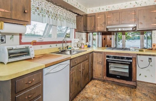 Hubbardton House | 4BR House on private Lake Hortonia, VT peninsula!