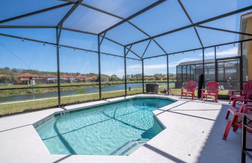 Bellavida House | 4BR Lakefront - Themed Rooms - Pool & BBQ!