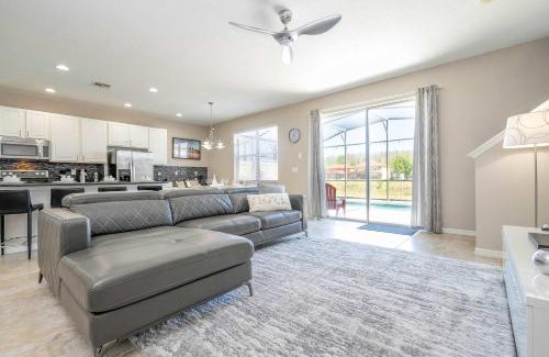 Bellavida House | 4BR Lakefront - Themed Rooms - Pool & BBQ!