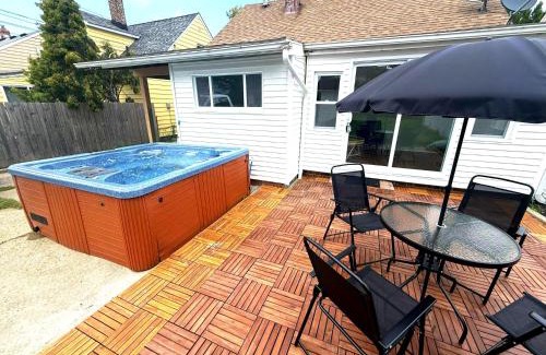 South Euclid House | 4BR Luxe Retreat AC,Hot Tub, deck, sunroom,Xbox