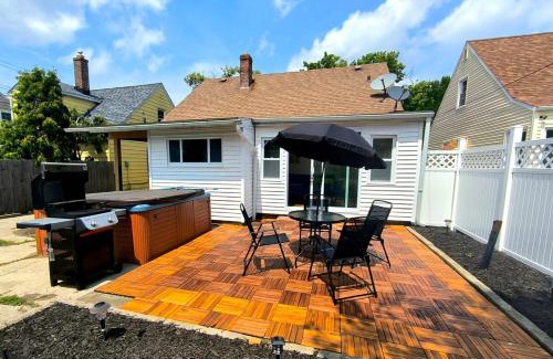 South Euclid House | 4BR Luxe Retreat AC,Hot Tub, deck, sunroom,Xbox