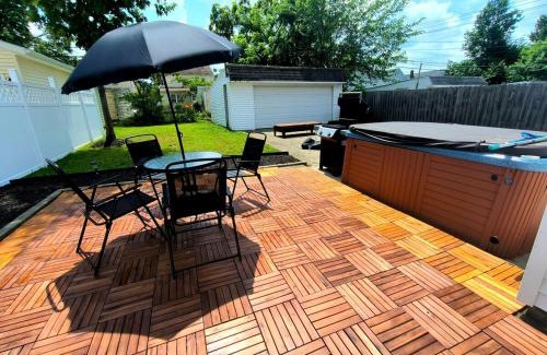 South Euclid House | 4BR Luxe Retreat AC,Hot Tub, deck, sunroom,Xbox