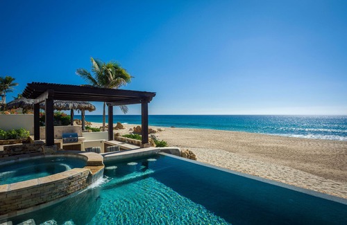 Buzzards Villa | 4BR Luxury Beachfront Home on Swimmable Beach