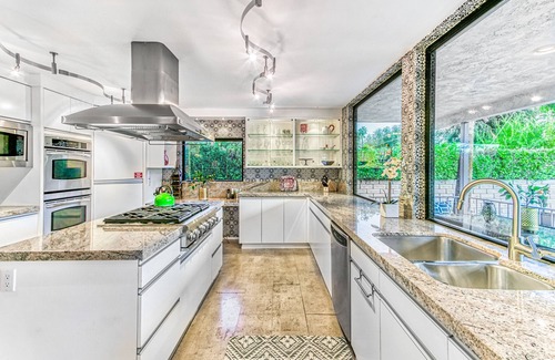 Deepwell Estates House | 4BR Luxury MidCentury | Sauna | Pool & Spa| Firepit