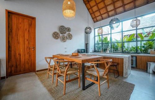 Beraban Villa | 4BR Luxury Tropical Jungle Villa 4 Mins to Beach