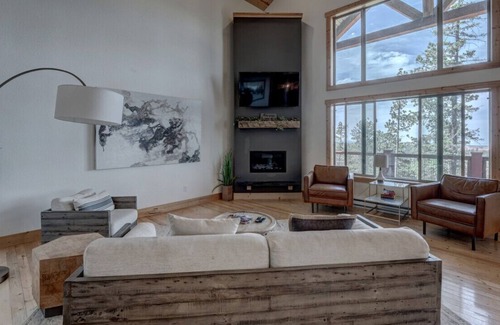 Lead Ski Chalet | 4BR Missing Link Chalet at Terry Peak w/ Hot Tub!