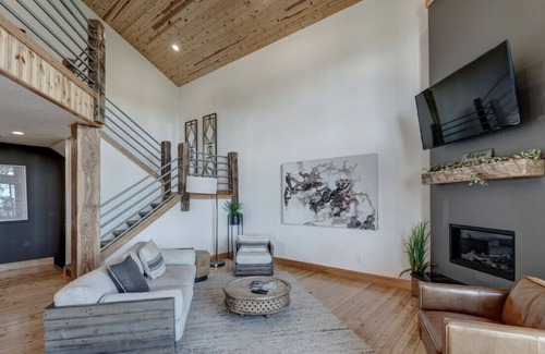 Lead Ski Chalet | 4BR Missing Link Chalet at Terry Peak w/ Hot Tub!