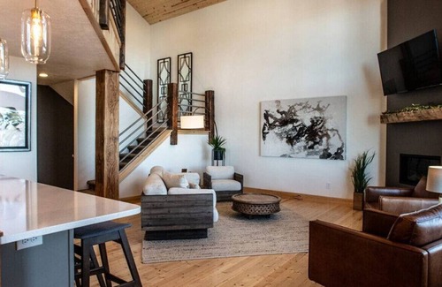 Lead Ski Chalet | 4BR Missing Link Chalet at Terry Peak w/ Hot Tub!