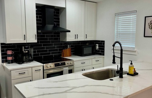 Southside House | 4BR Modern Getaway by Lackland & SeaWorld