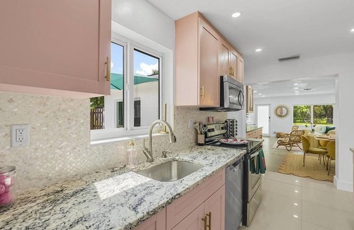 Wilton Manors House | 4BR Oasis Pool Putting Green
