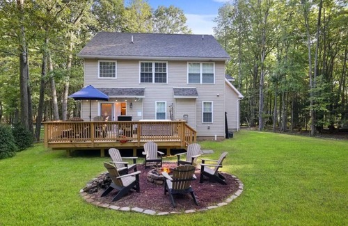 Pocono Summit House | 4BR Oasis w/Hot Tub, Sauna, Game Room & Firepit