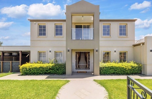 Benowa House | 4BR Oasis with Pool, Cinema Room & Office Room