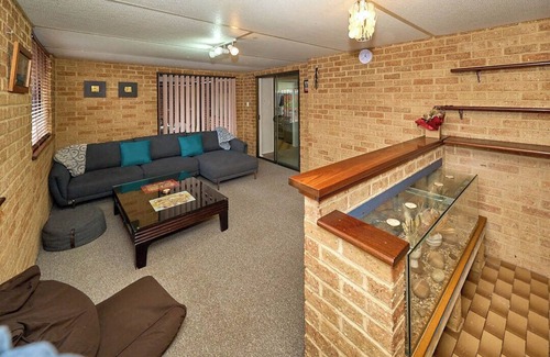 Girrawheen House | 4BR Pool House Close to Shops