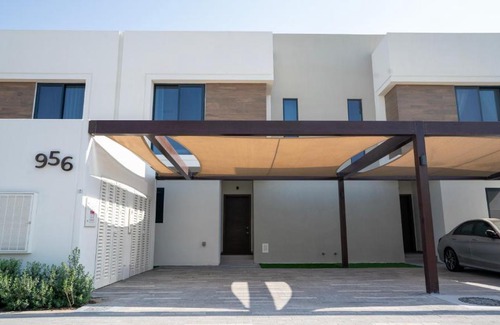 Abu Dhabi House | 4br Prestigious Villa Discounted Parks Tickets