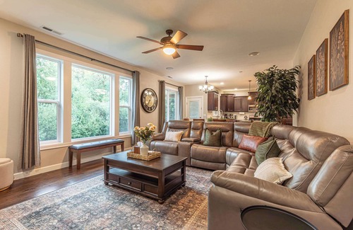 Pleasant Valley House | 4BR Retreat on Private Acre in Salmon Creek