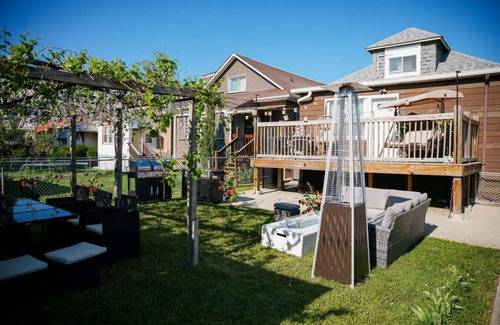 Belmont Cragin House | 4BR Retreat w/Theater, Game Room & Backyard