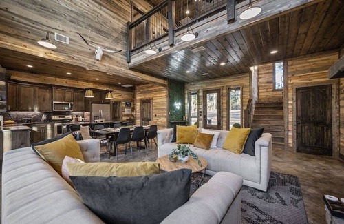 Pickens Cabin | 4BR | Secluded | Foosball, Arcade, Kid Friendly!