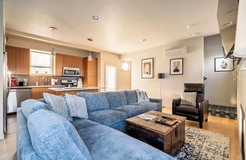 King House | 4BR Sleeps 10 Trendy Arts District Location