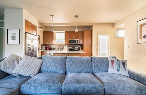 King House | 4BR Sleeps 10 Trendy Arts District Location