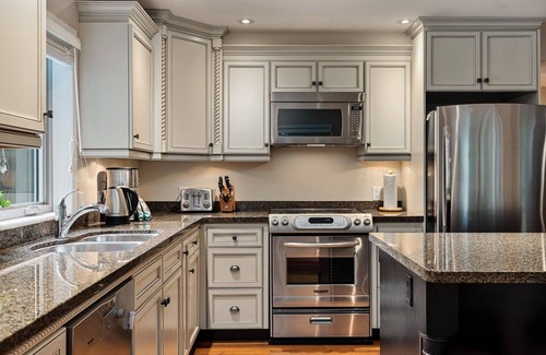 Blueberry Hill House | 4BR Spacious Townhome w/Lake & Mtn View | Gourmet Kitchen | Double Garage | Balcony