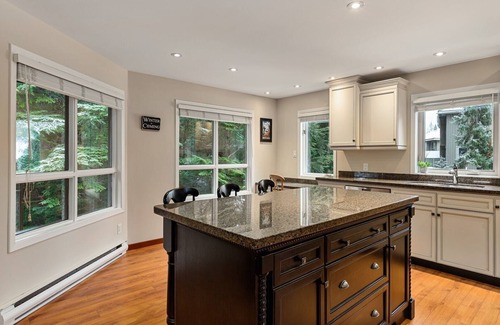 Blueberry Hill House | 4BR Spacious Townhome w/Lake & Mtn View | Gourmet Kitchen | Double Garage | Balcony