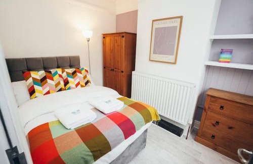 Derby House | 4BR Town House, Self Check In, Parking, By DerBnB