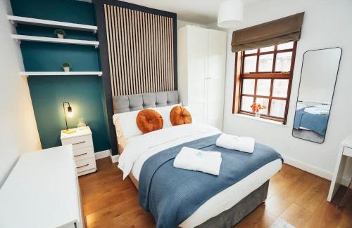 Derby House | 4BR Town House, Self Check In, Parking, By DerBnB