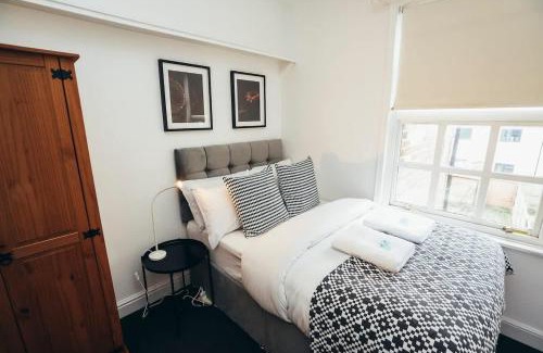 Derby House | 4BR Town House, Self Check In, Parking, By DerBnB
