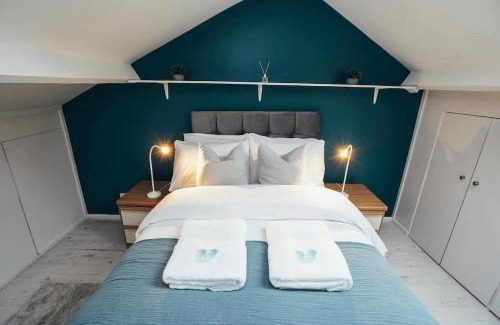 Derby House | 4BR Town House, Self Check In, Parking, By DerBnB