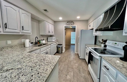 Universal City House | 4BR Universal City Furnished Relocation Stay Near Randolph AFB Wi-Fi W/D