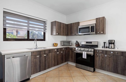 Gold Coast Villa | 4BR Villa @ Gold Coast w/Pool + Gym & TennisCourt