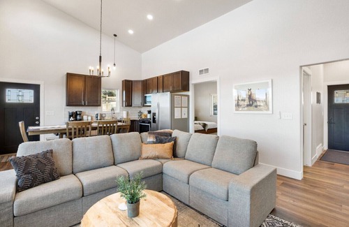 Florissant House | 4BR w/Hot Tub, Sauna, Arcade, Mountain Views