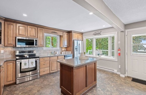 Cameron Cottage | 4BR Waterfront Retreat w/Barrel Sauna & Firepit