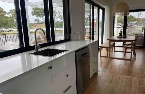 Lakes Entrance House | 4br Waterfront - Skipper’s Quarterdeck