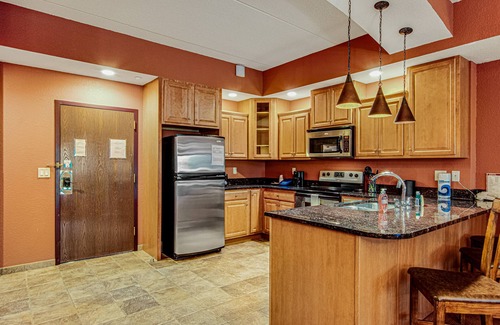 Wisconsin Dells Condo | 4th-floor condo with elevator, jetted tub, full kitchen, washer/dryer, & fireplace