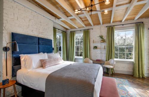 Historic District - North House | 4th Floor Queen Suite Boutique hotel