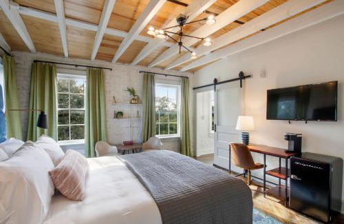 Historic District - North House | 4th Floor Queen Suite Boutique hotel