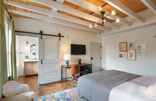 Historic District - North House | 4th Floor Queen Suite Boutique hotel