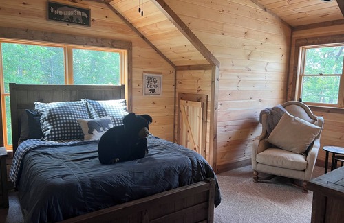 Unaka Cabin | 5,000 sqft Mountain Escape with the Luxury of Modern Living-Game room w/Bar