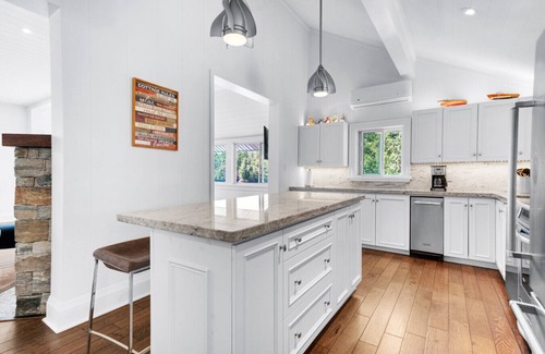 Muskoka Lakes House | 5+1 bedroom cottage and guesthouse on Lake Rosseau