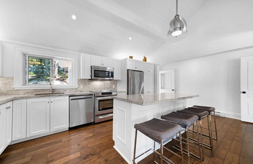 Muskoka Lakes House | 5+1 bedroom cottage and guesthouse on Lake Rosseau