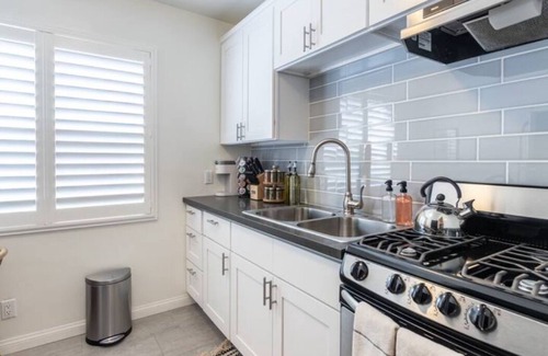 Belmont Shore House | 5-10 minute walk to the beach.
