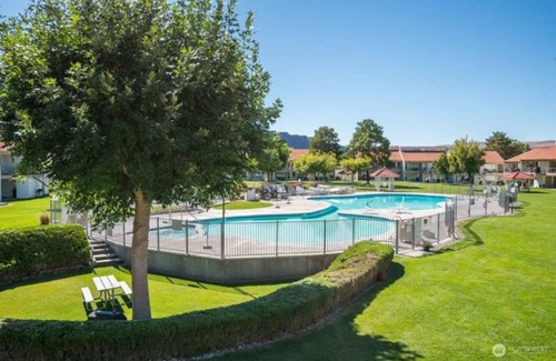 Quincy Condo | #5/#7-The best condo in Crescent Bar Condos. 2 combined bottom luxury units!