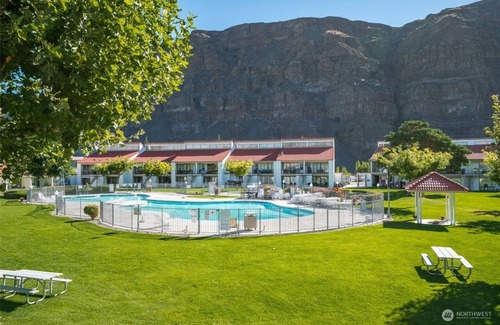Quincy Condo | #5/#7-The best condo in Crescent Bar Condos. 2 combined bottom luxury units!