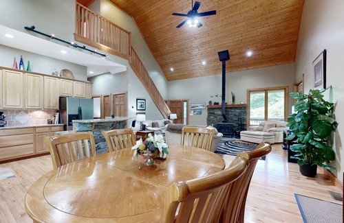 Alexander House | 5-Acre Hideaway | Screened Porch | Tall Ceilings, Office Loft | Wildlife